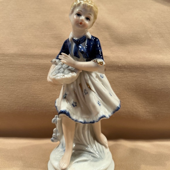 Porcelain figurine lady with berries. 7“ x 3“ blue and white. - Picture 1 of 11